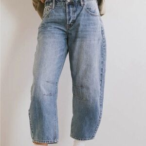 HIDDEN CROPPED BARREL JEANS IN MEDIUM WASH
